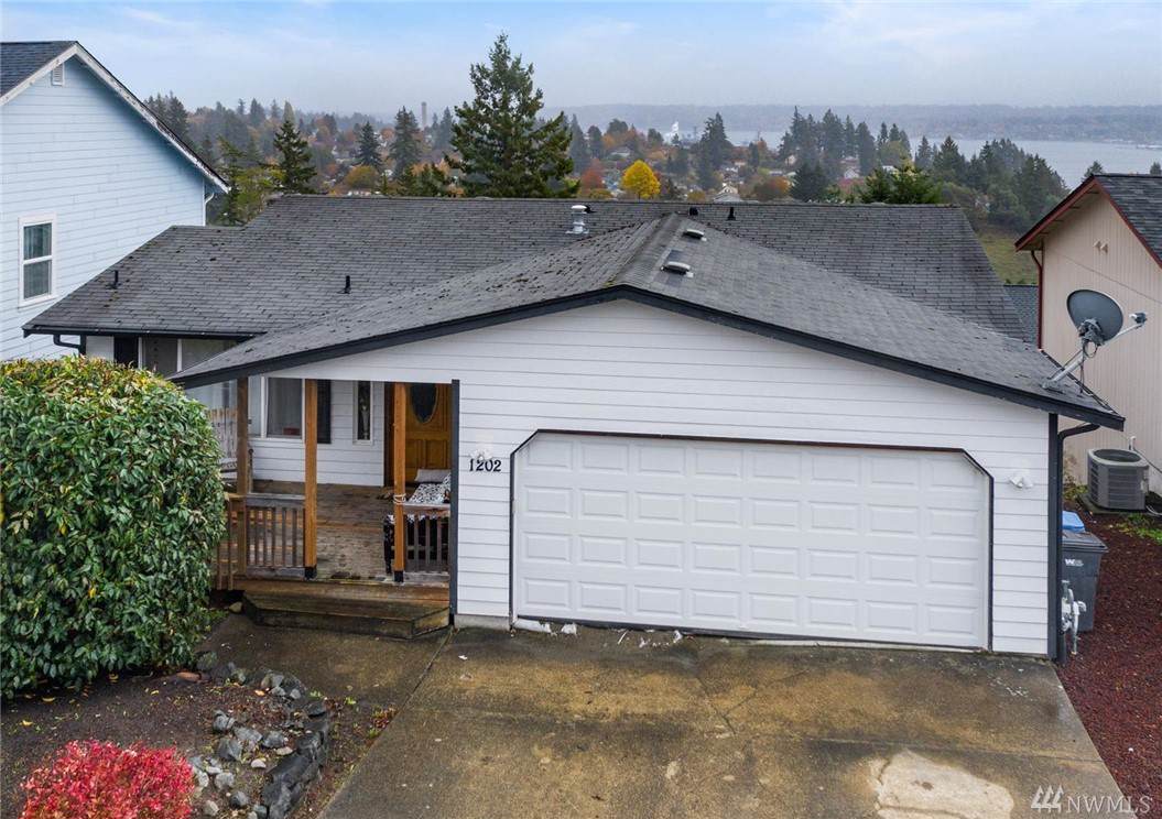 1202 Daniels Ave - Photo 1