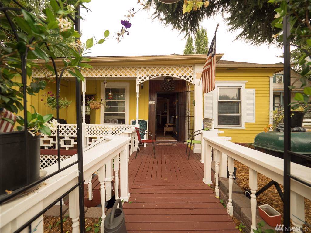 2913 Porter St - Photo 1