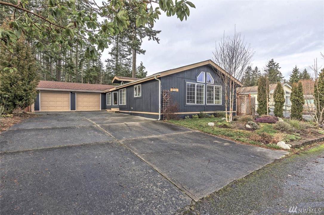 2174 Victoria Ave - Photo 1