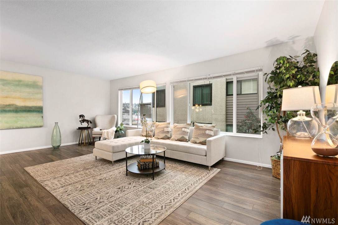 2562 Thorndyke Ave - Photo 1