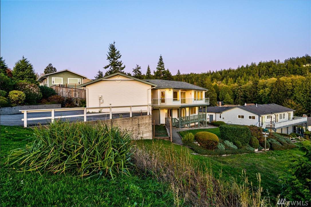 4415 Kingsway - Photo 1