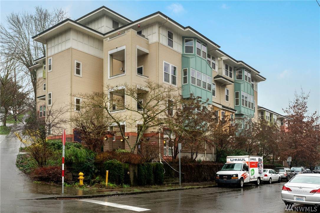 800 Hiawatha Place - Photo 1
