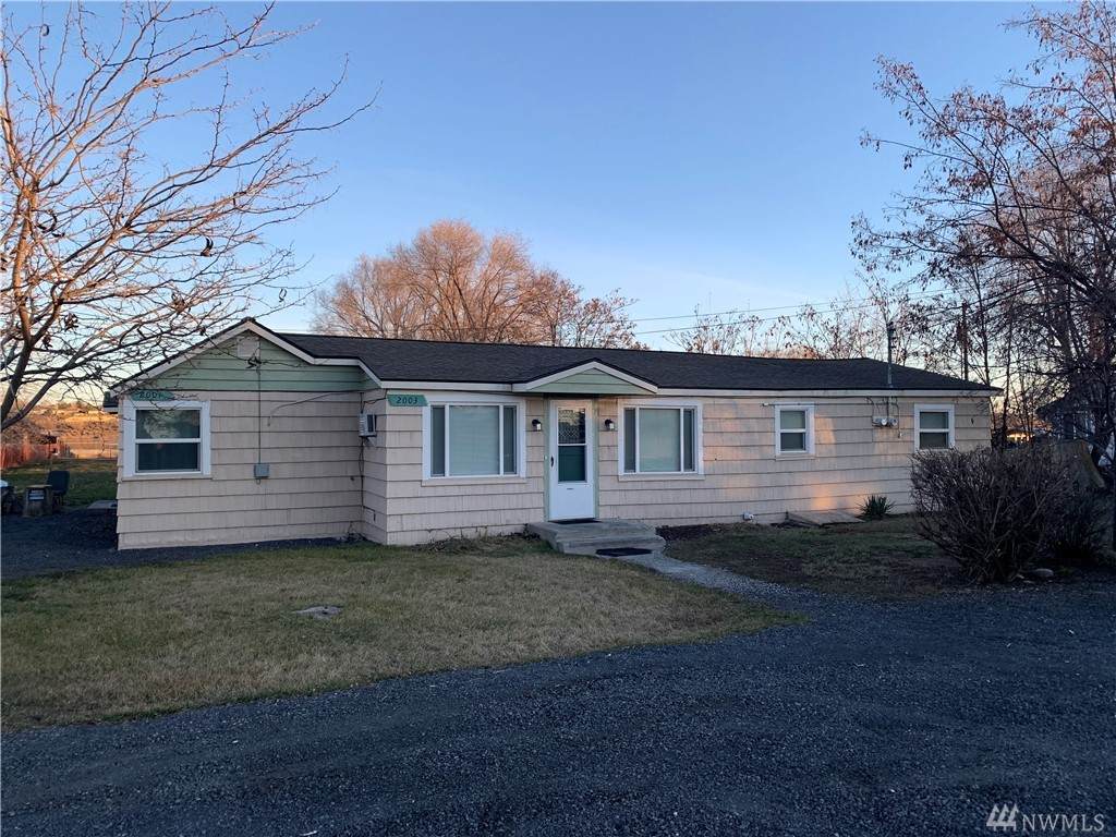 2001 Lakeside Dr - Photo 1