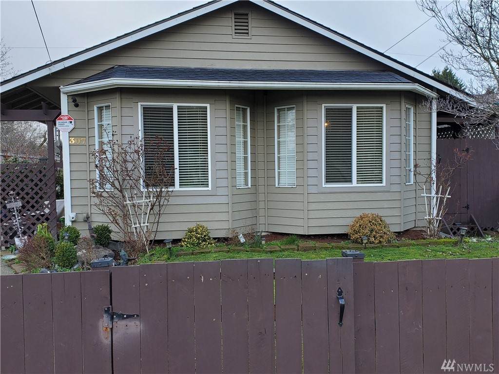 307 R St - Photo 1