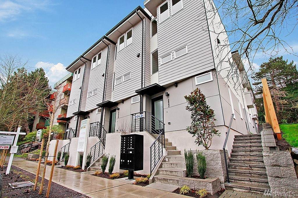 4846 Fauntleroy Wy - Photo 1