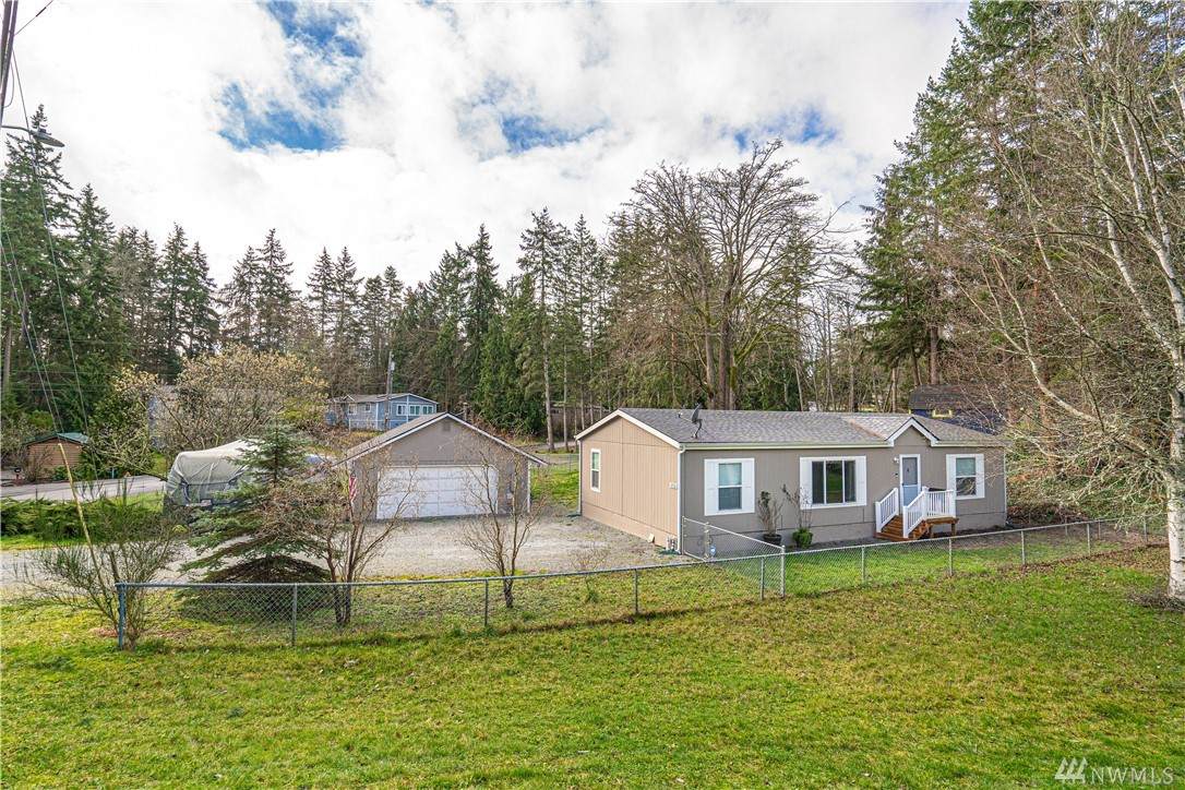 1739 Lake Dr - Photo 1