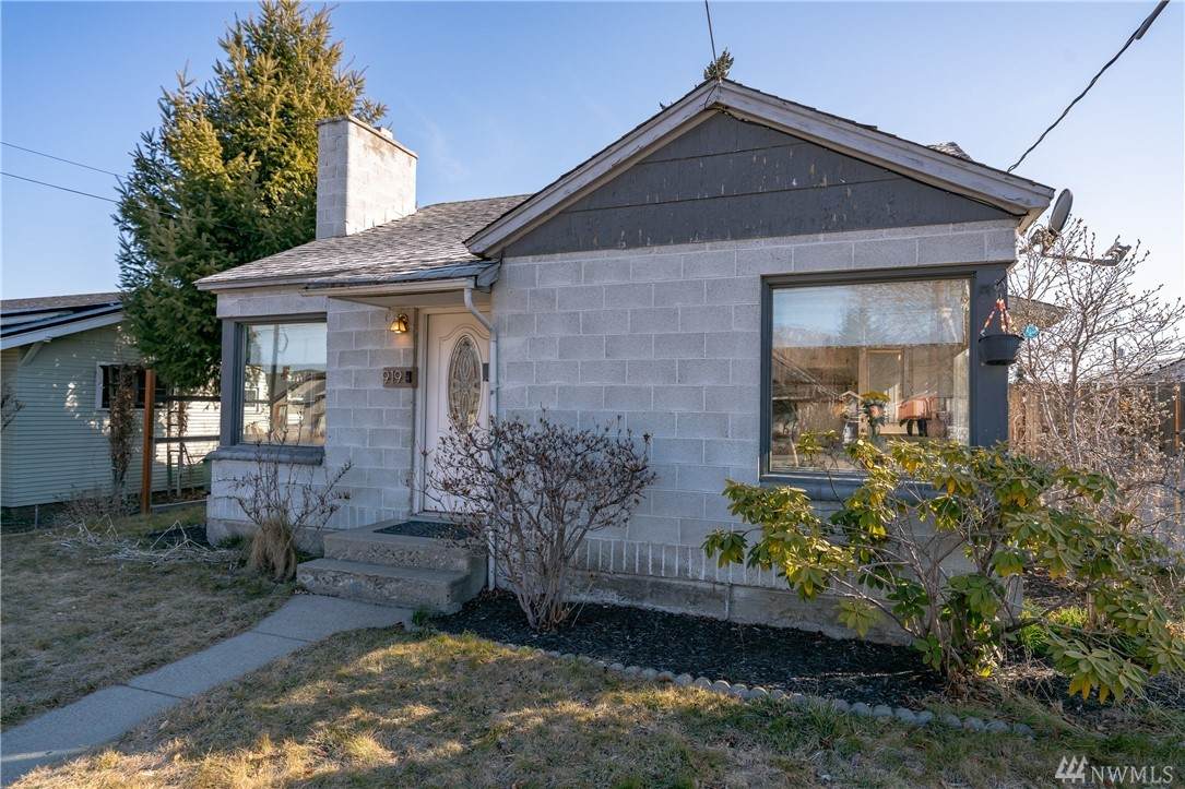 919 Okanogan Ave - Photo 1