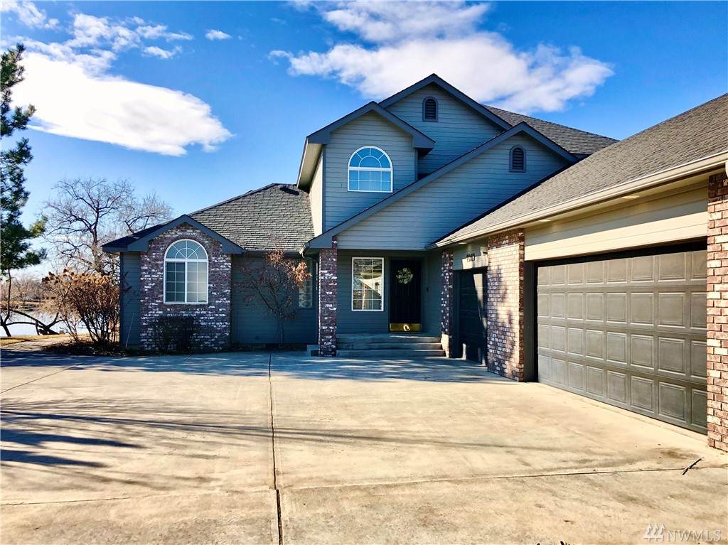 1049 Laguna Dr - Photo 1