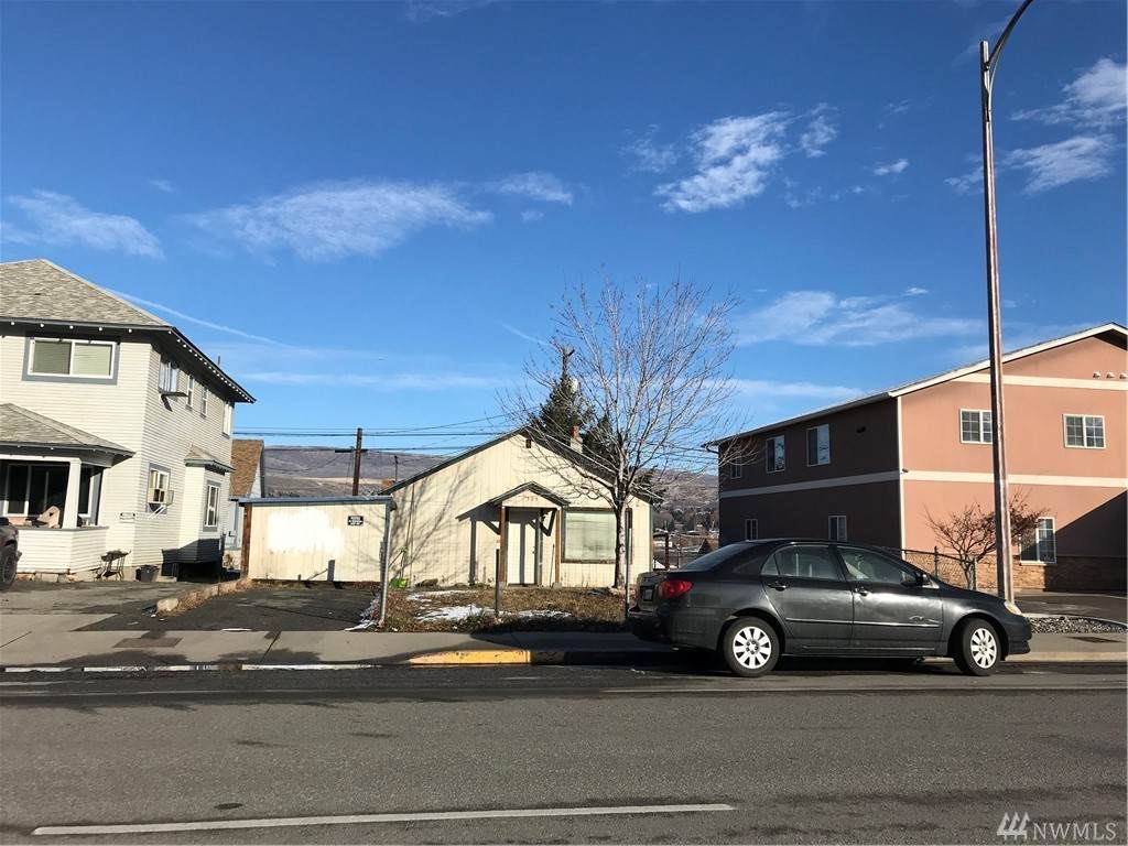 325 Chelan Ave - Photo 1