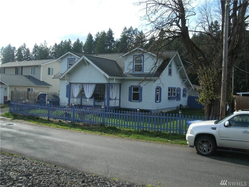 909 Front St - Photo 1