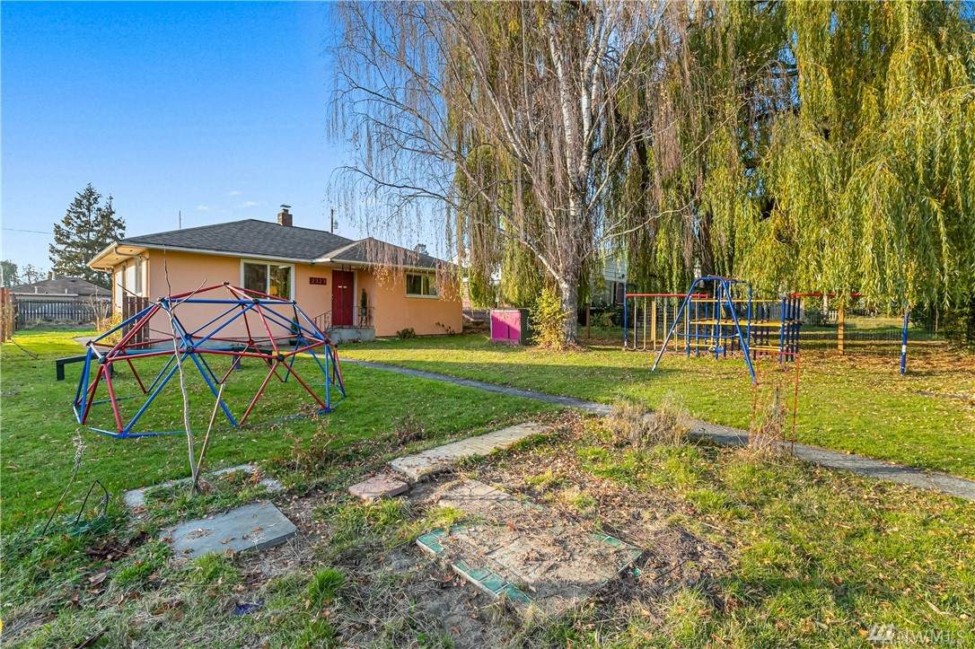 2323 Queen St - Photo 1