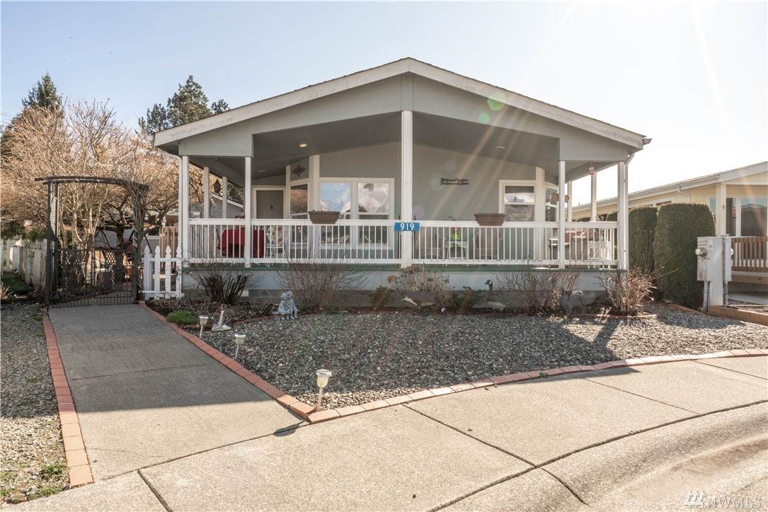 919 Carriage Ct - Photo 1