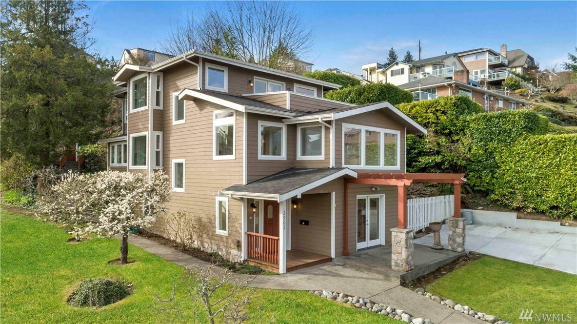 2902 31st St - Photo 1