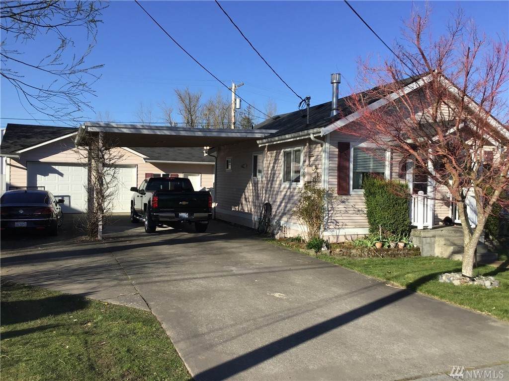 423 Rainier Ave - Photo 1