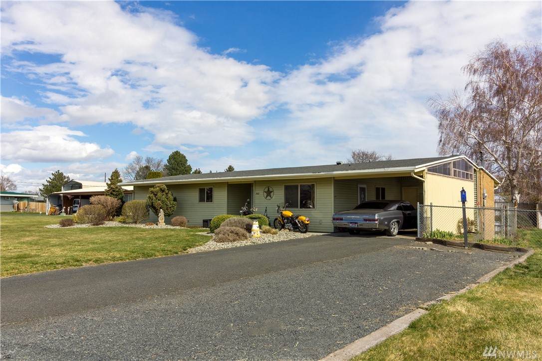 542 Castle Dr - Photo 1