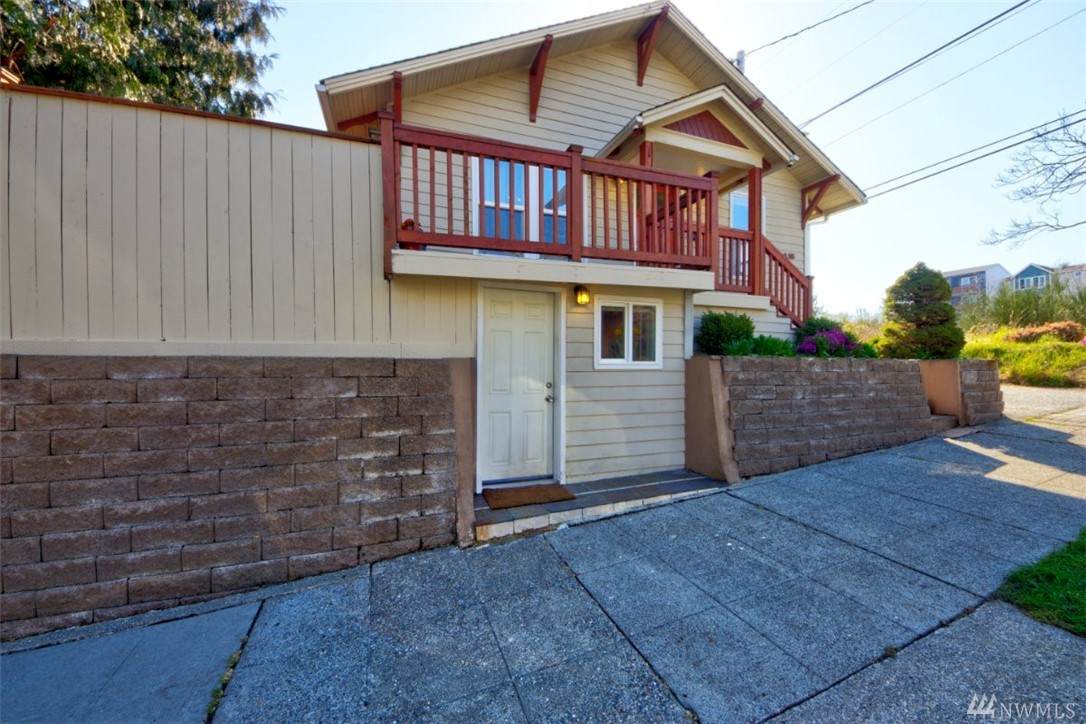 915 39th St - Photo 1