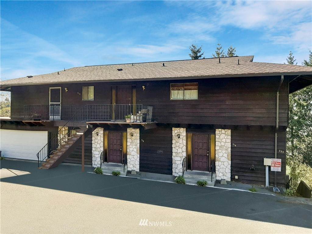 216 Farragut Avenue - Photo 1