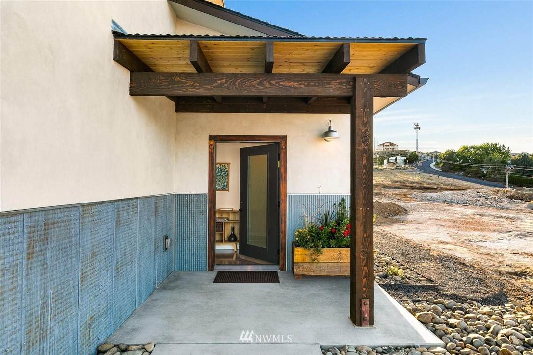 800 Selah Vista Way - Photo 1