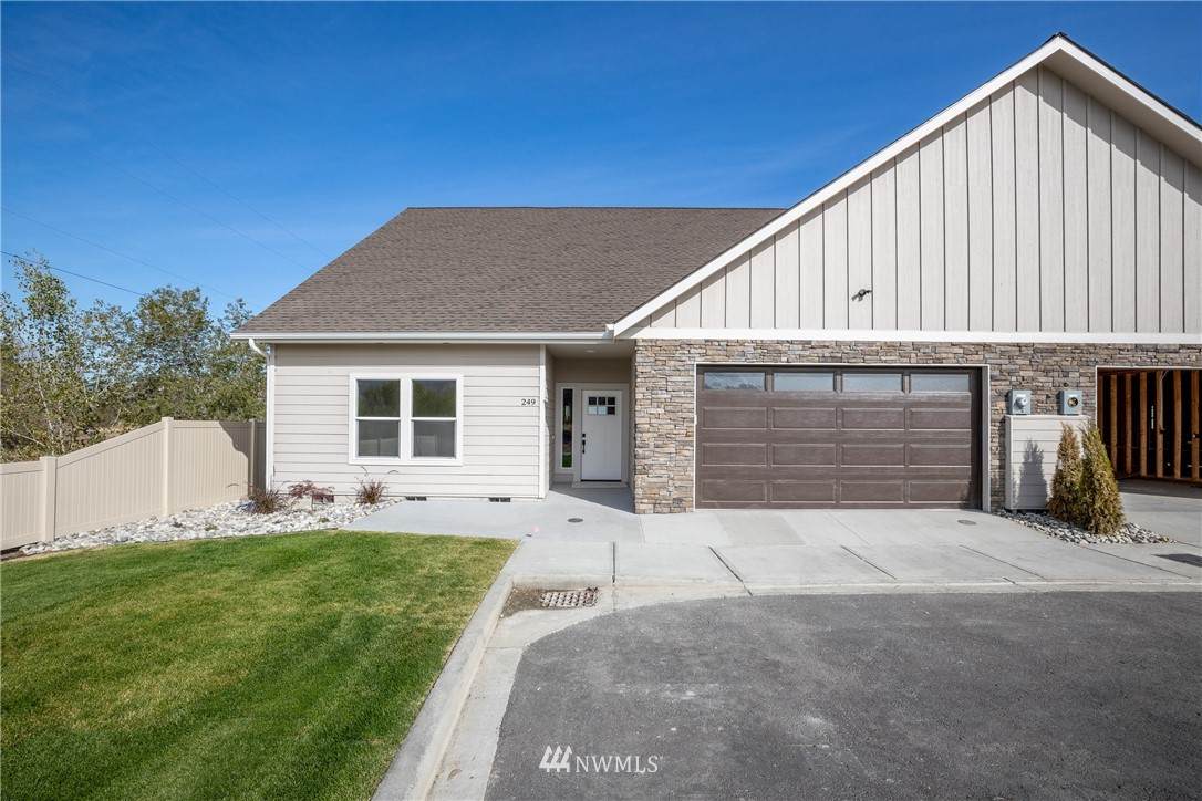 245 21st Street - Photo 1