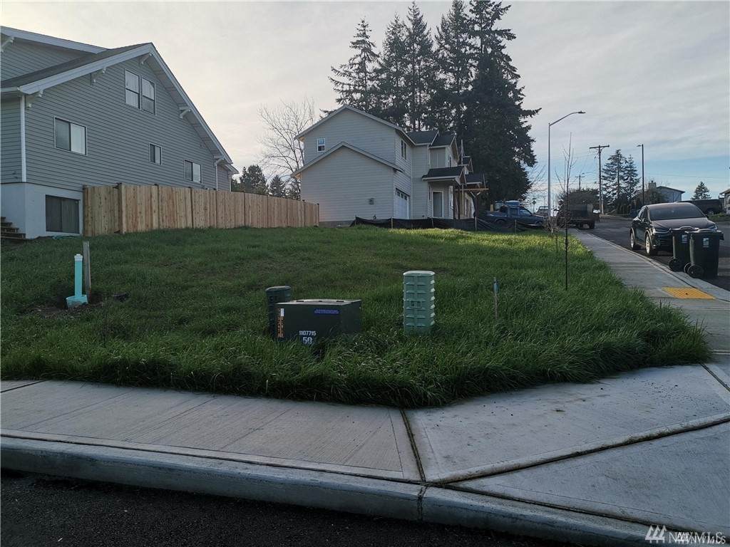 1018 43rd St - Photo 1