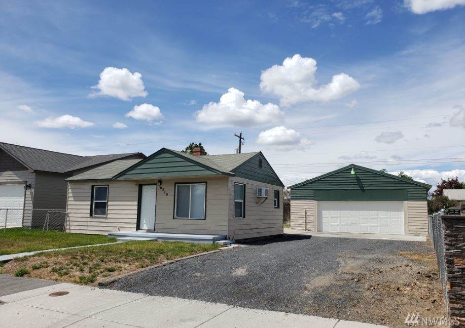2212 Spruce St - Photo 1