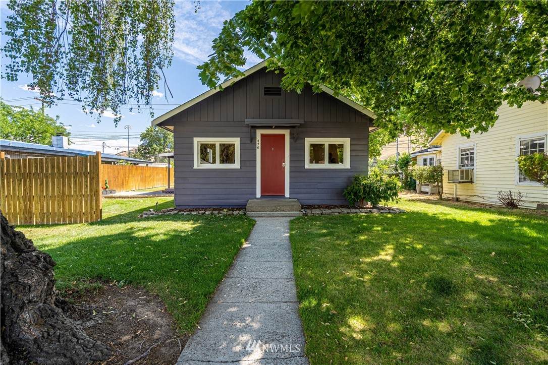 426 Trow Avenue - Photo 1