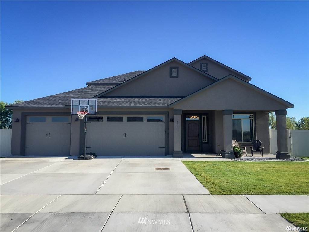 537 Astor Loop - Photo 1