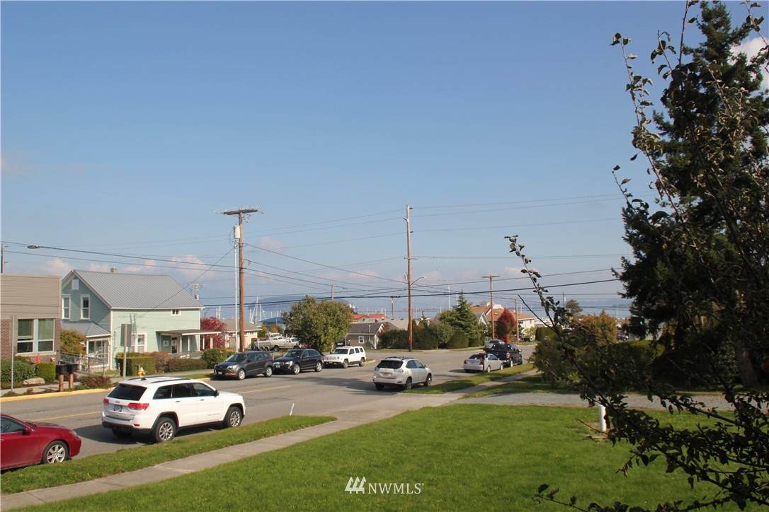 903 32nd Street - Photo 1