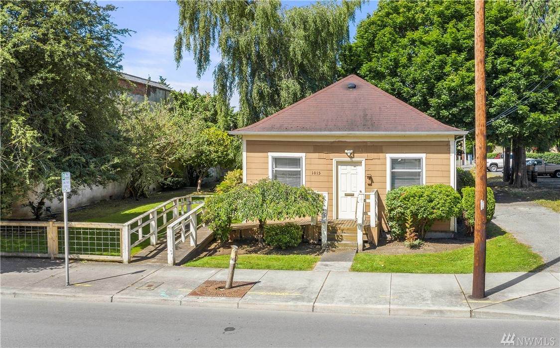 1015 2nd St - Photo 1