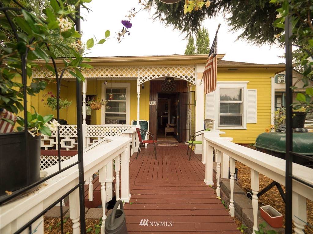 2913 Porter Street - Photo 1