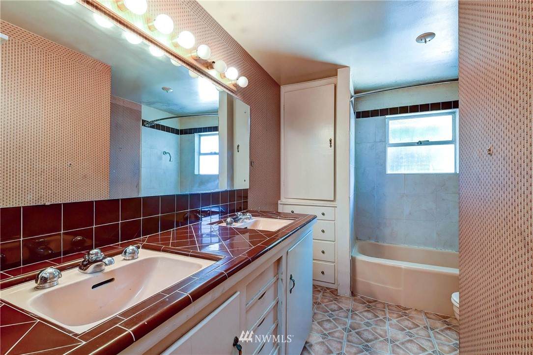 1018 36th Street - Photo 1