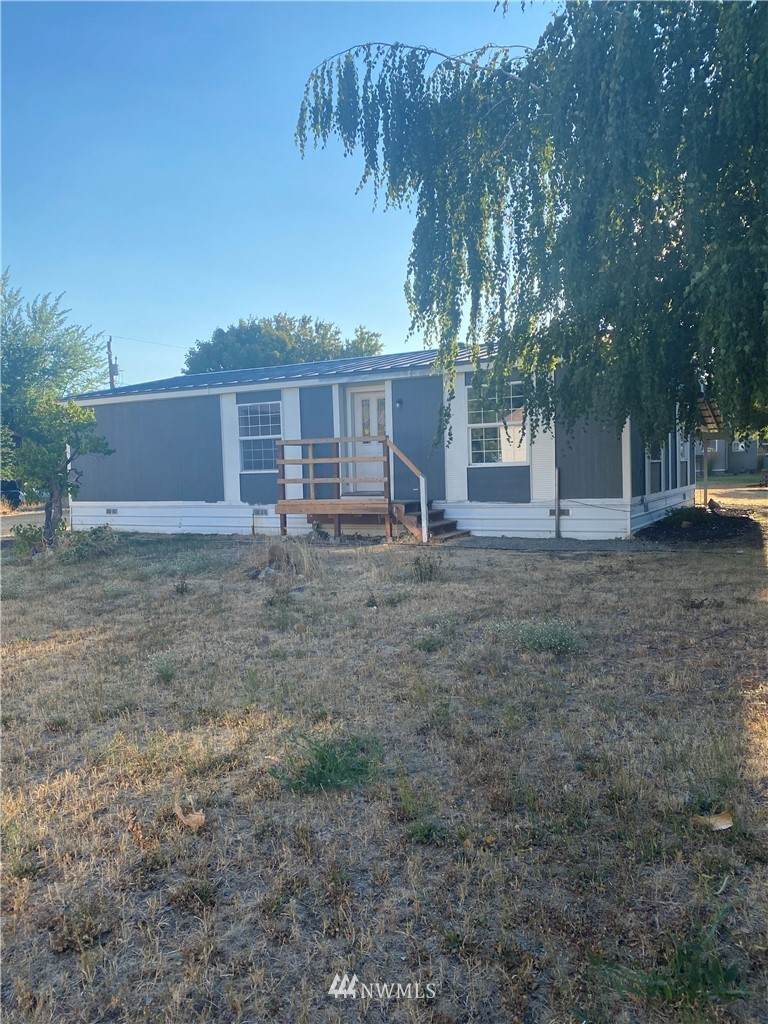 423 Lincoln Avenue - Photo 1