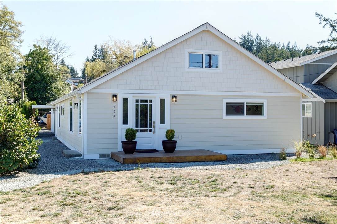 709 Fidalgo Avenue - Photo 1