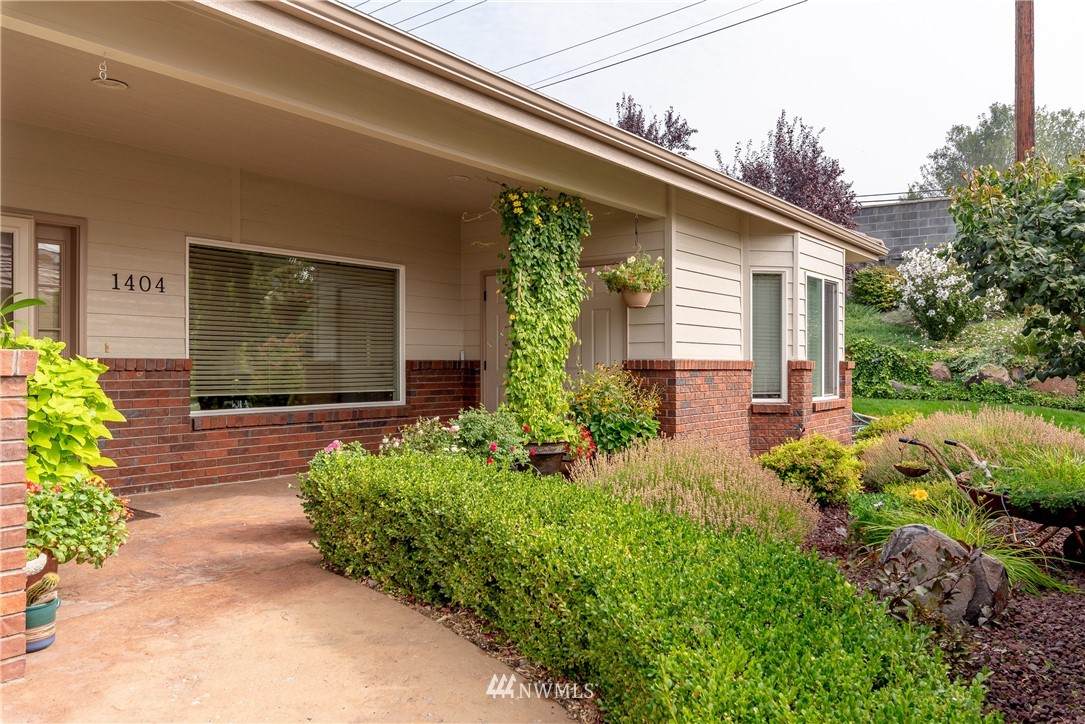 1380 Eastmont Avenue - Photo 1