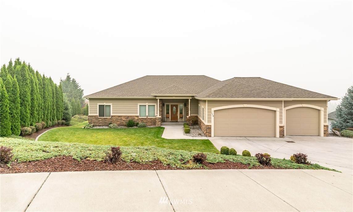 718 Briarwood Drive - Photo 1