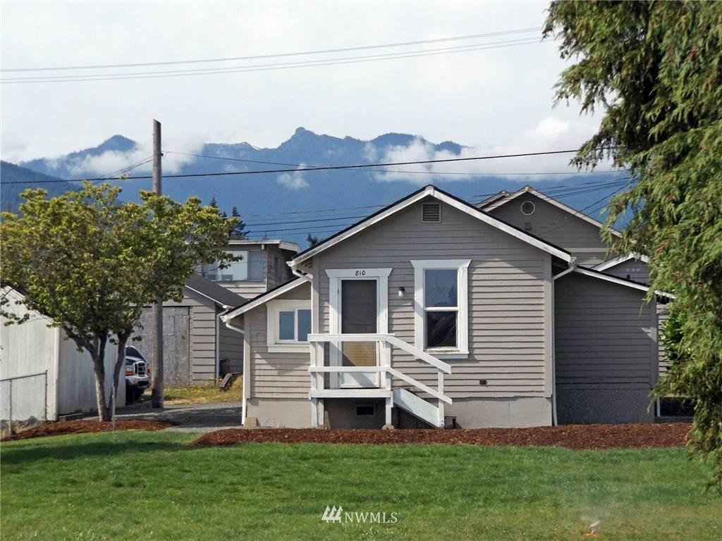 810 7th Street - Photo 1