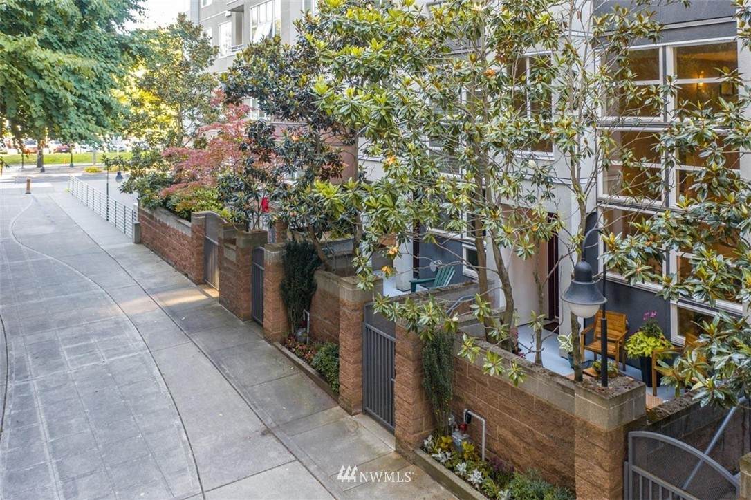 10042 Main Street - Photo 1