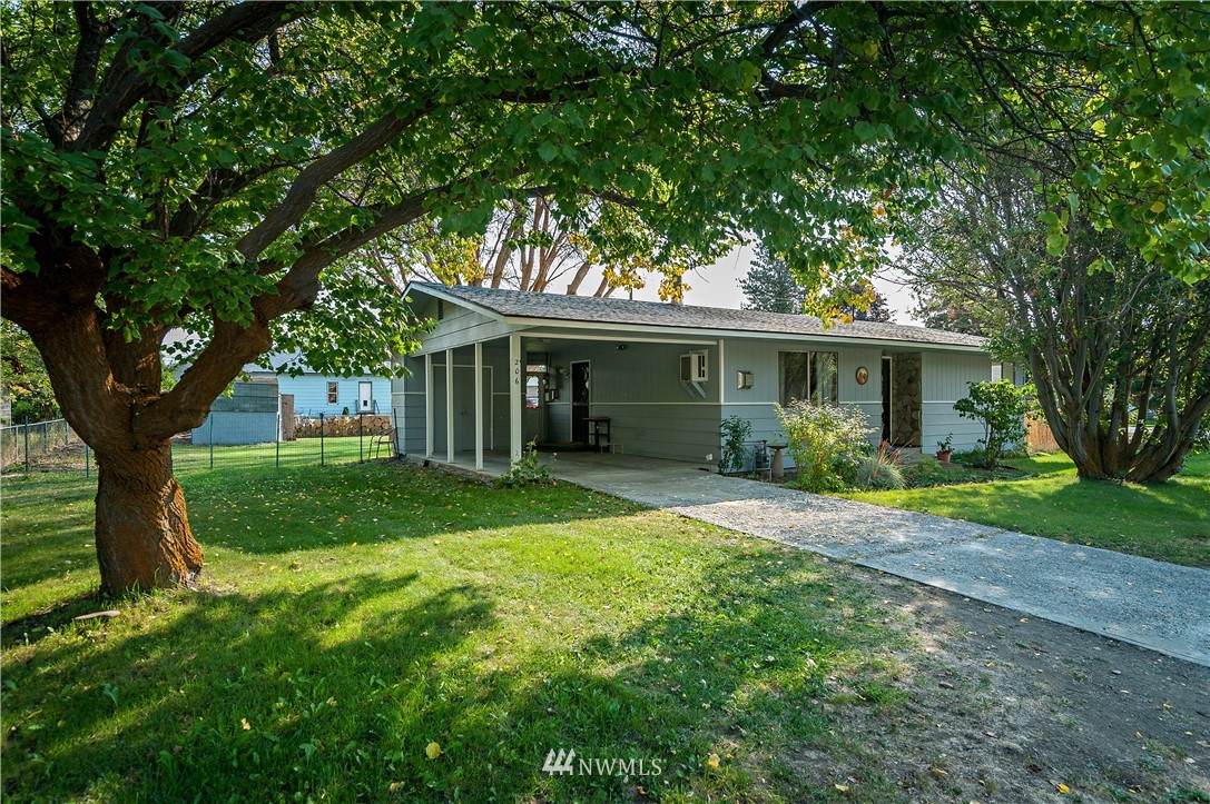 206 Dennis Street - Photo 1
