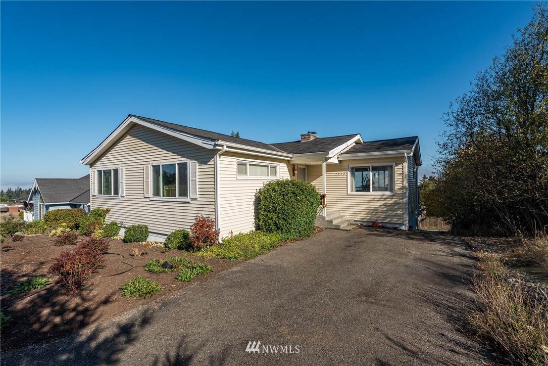 1713 8th Street - Photo 1