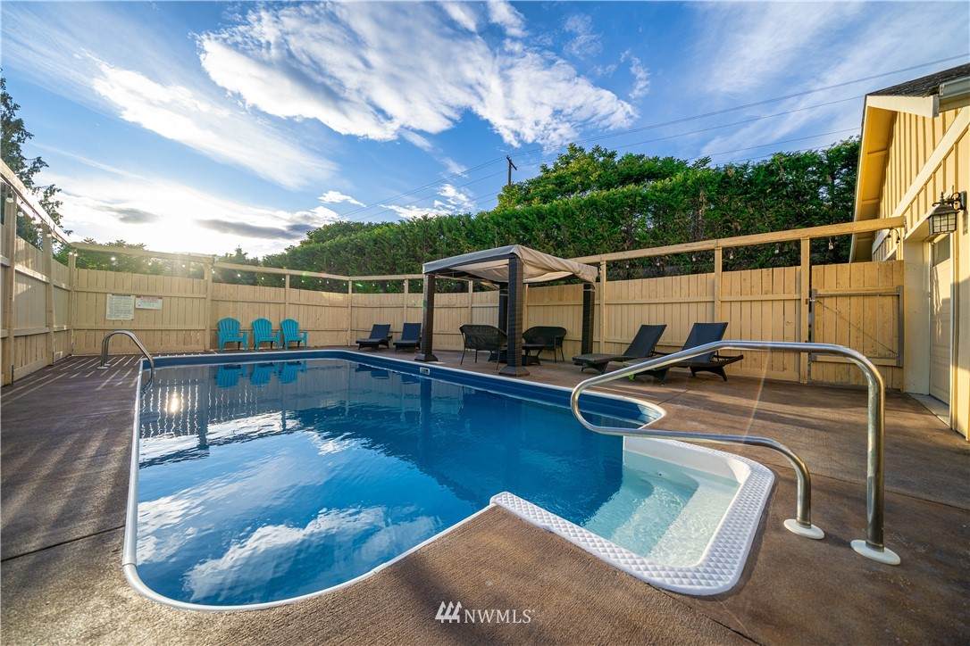 484 Green Avenue - Photo 1