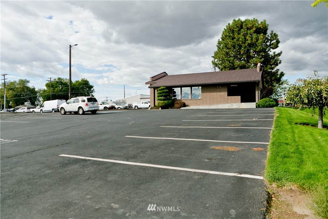425 Hemlock - Photo 1