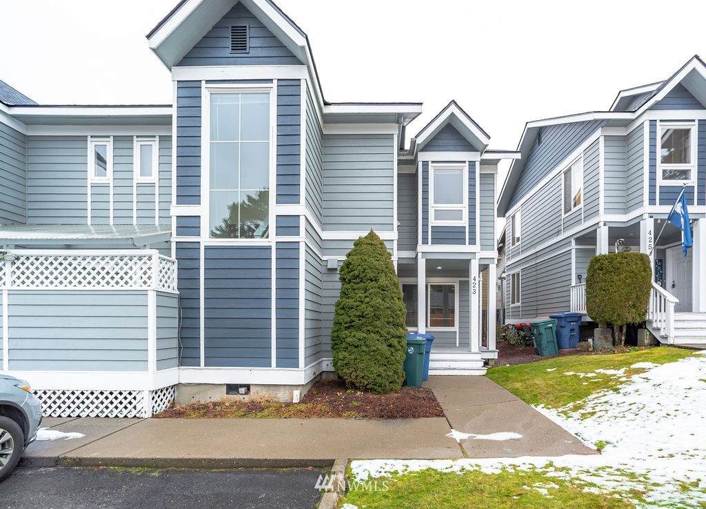 423 Webster Ave - Photo 1