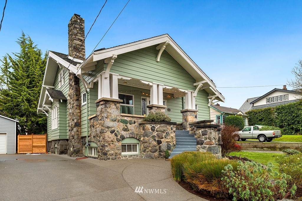 2740 38th Ave Sw - Photo 1