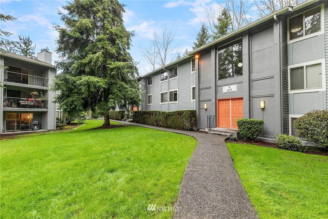 4629 Lake Sammamish Parkway - Photo 1