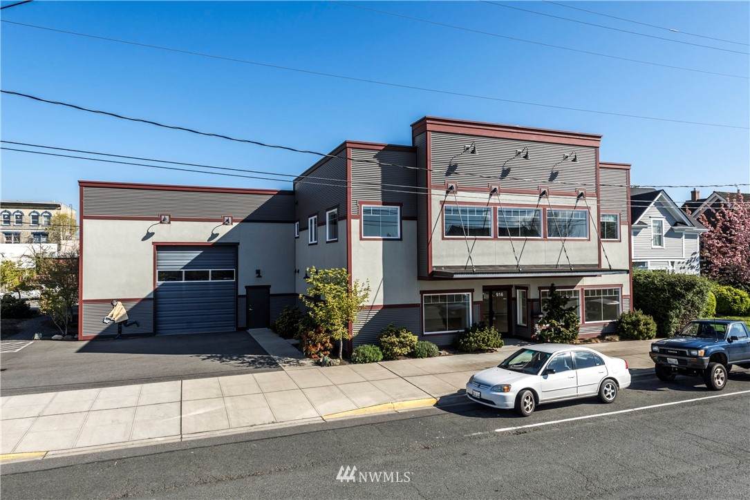 916 8th Street - Photo 1