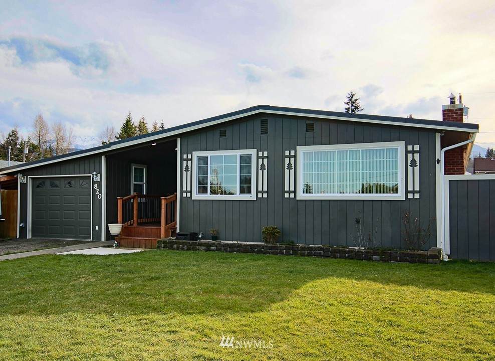820 11 Street - Photo 1