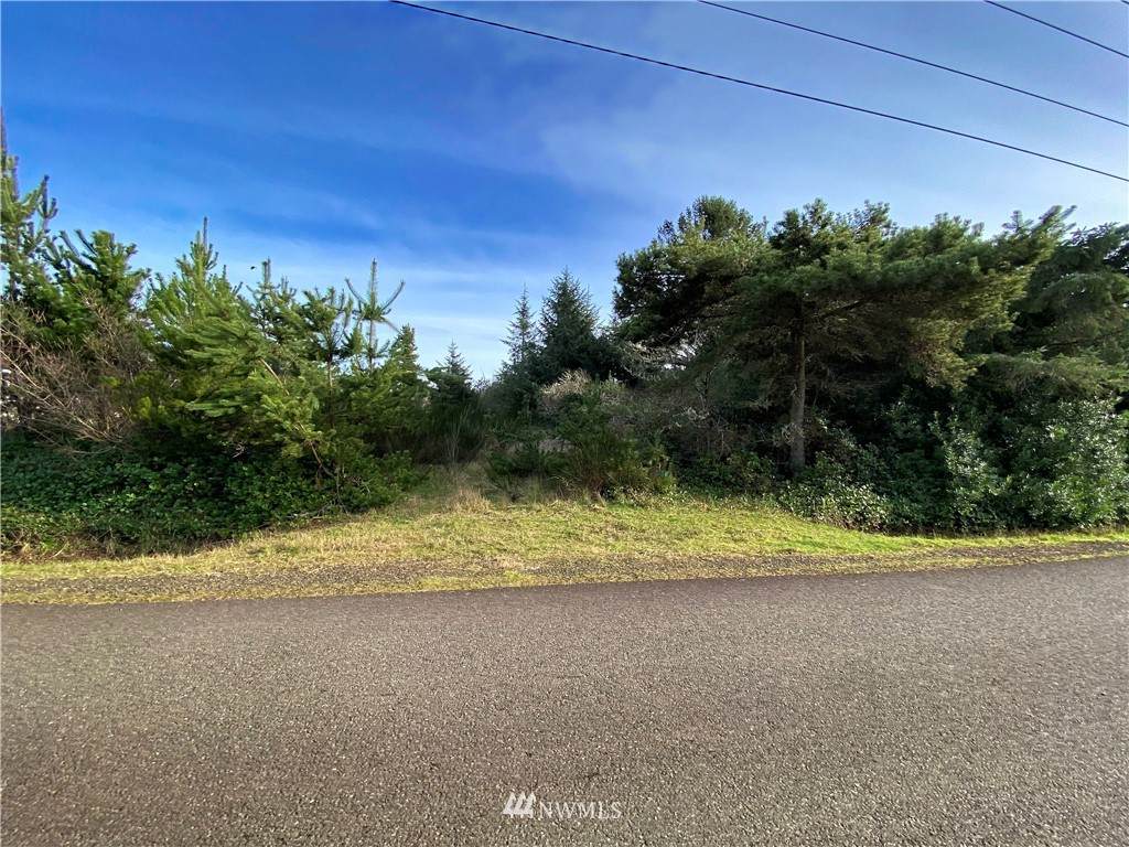 944 Tonquin Avenue - Photo 1