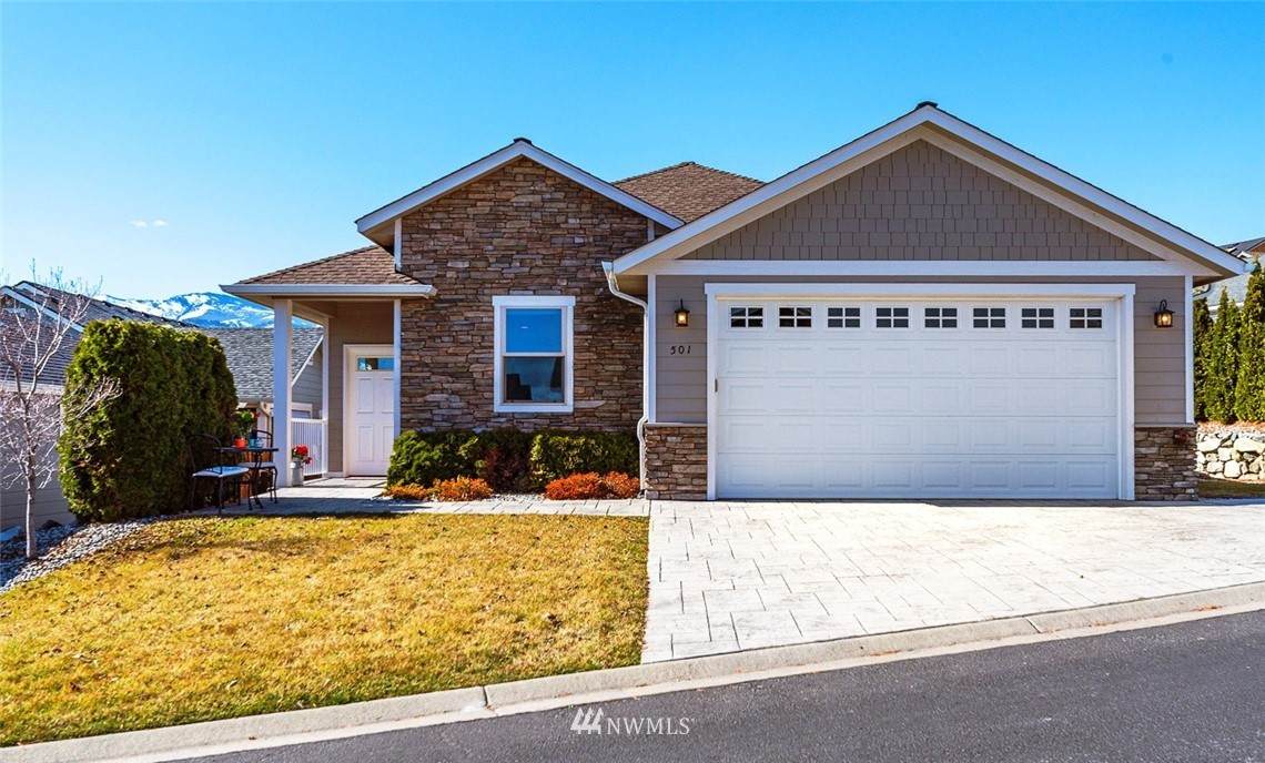 501 Oakwood Drive - Photo 1