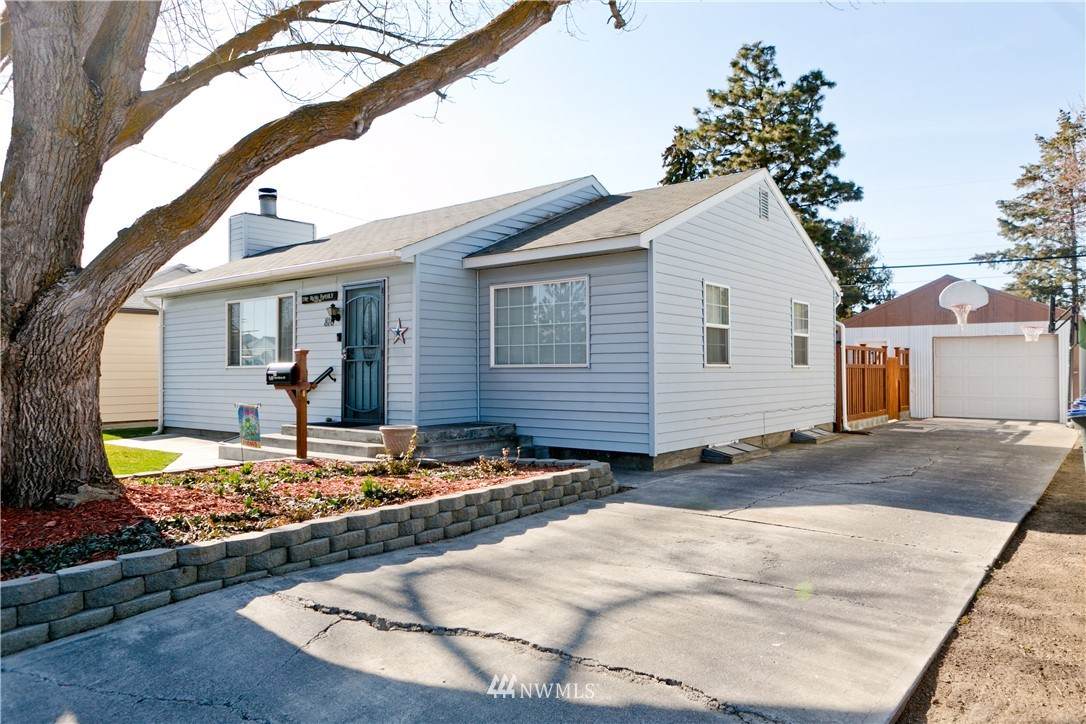 810 Hawthorne Drive - Photo 1
