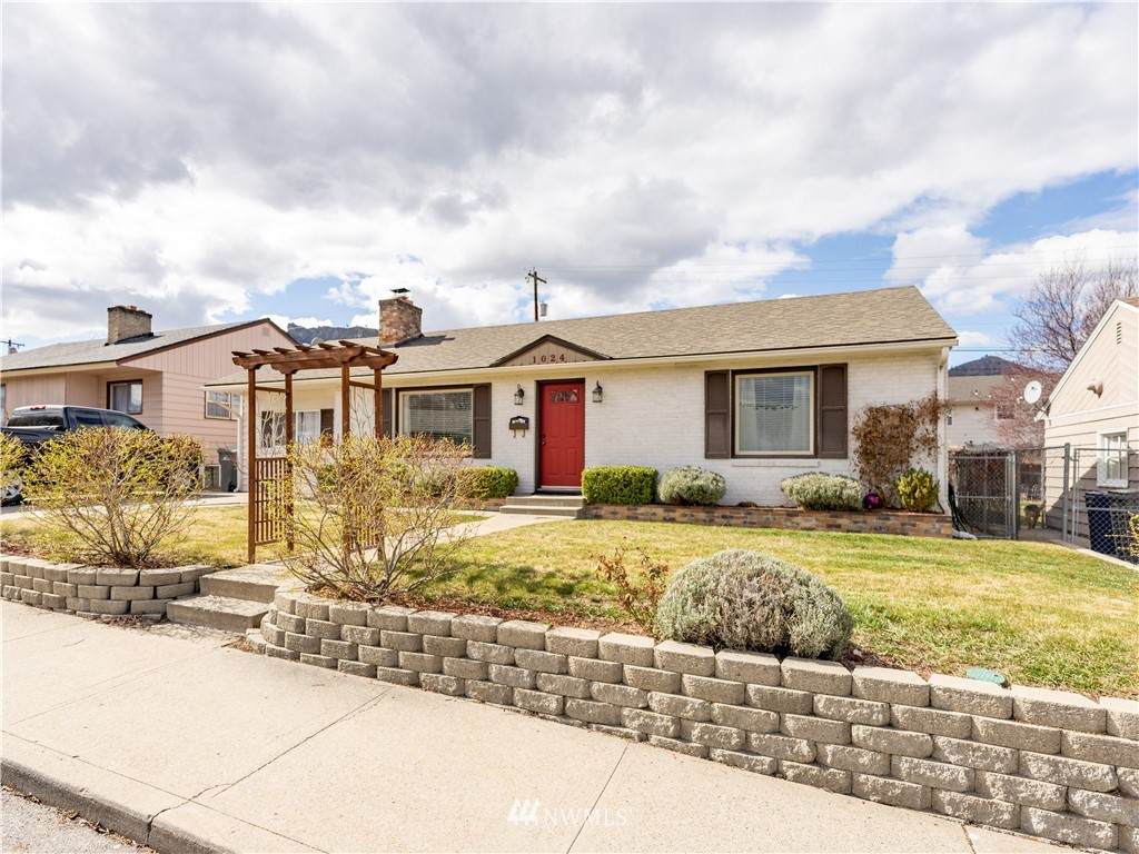 1024 Rosewood Avenue - Photo 1